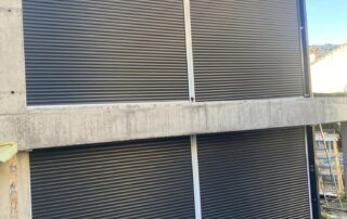 Precise on-site fitting of aluminium balcony glazing – BGI specialists during installation for airtight and stylish result